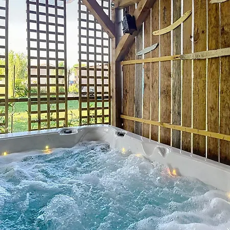 La Cocasserie - 5-bedroom With Hot Tub - Blayais